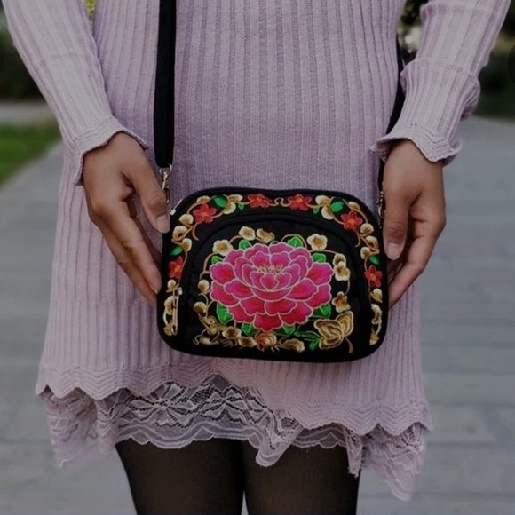 Embroidered Crossbody Bag NWT - Picture 3 of 6